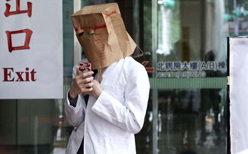 po「紙袋人」照片 醫師潘建志 :「我本來以為是地獄梗圖 結果是真的」!