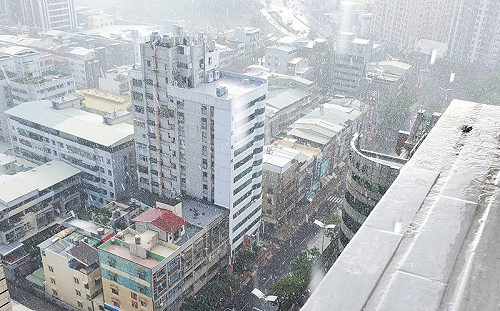 高雄市三民及鳳山區終於下雨了 消暑不少