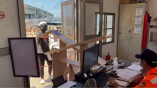 (影)科技始終來自人性！海巡安檢所自設斜板拉出安全社交距離