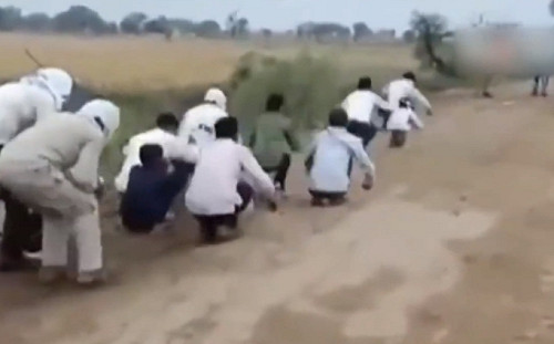 不聽話就罰青蛙跳! 不顧肺炎疫情 印度新人竟舉辦500人超大型婚禮 警方突擊