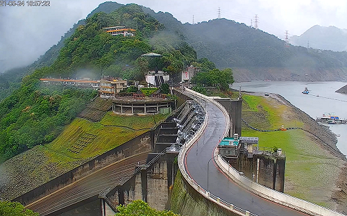 (影)現場直擊》石門水庫有進帳！集水區降下大雨  千人同求：拜託不要停