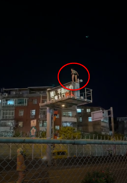 三重交流道因她塞爆！女子爬上8米高匝道電子號誌牌 驚險墜落氣墊