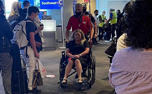 (影) 空服員與乘客空中互毆 美空姐遭打掉兩顆牙 坐輪椅下機