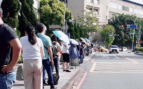 醫護和快篩市民混流排隊！ 新北議員貼出照片：上百人群聚