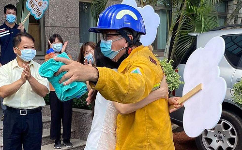 森林大火救災英雄回家場面感人 禍首恐被求償上億元