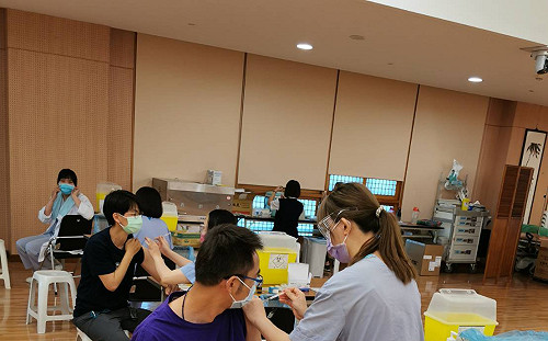 誰可以打疫苗？大規模接種計畫將展開  醫護、高接觸風險者優先打完