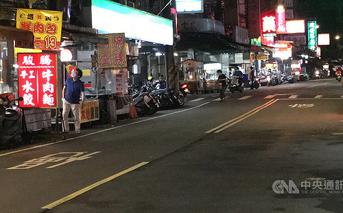 新北市場週末採購出現人潮 夜市冷清兩樣情