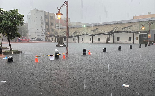 彰化豪雨 天后宮廣場淹水灌入正殿、曉陽地下道封閉