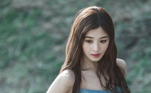 穿短裙遭代拍調戲！張含韻卑微央求：不要蹲下