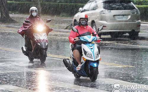 雨炸北台灣!6縣市豪雨特報 光復節連假持續濕涼到週六雨勢才趨緩
