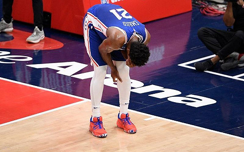 NBA／恩比德受傷退場！巫師祭駭客戰術　系列賽主場開胡