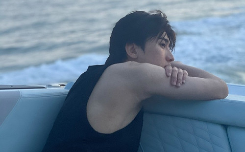 Angelababy偕鮮肉男星出遊？蔡徐坤曬團體合照闢謠