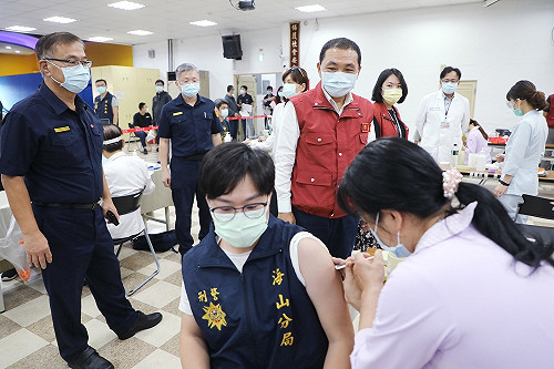力挺第一線防疫醫護警消 侯友宜：第二批3.9萬劑疫苗預計5天內打完