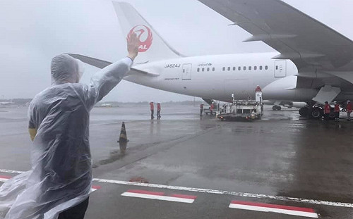 快訊》起飛了！日本124萬劑AZ疫苗專機頂風雨快樂出航