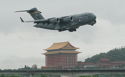 現場直擊》美跨黨派議員搭乘C-17運輸機飛抵松山機場