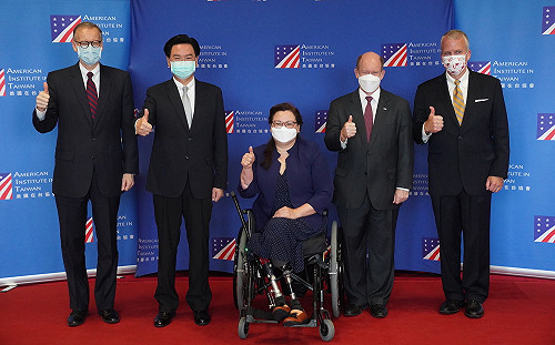 美3參議員訪台宣布捐75萬劑疫苗 達克沃絲：感謝台灣過去的幫忙