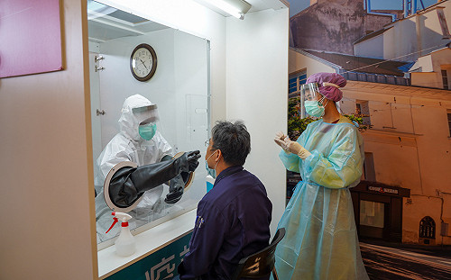 新北市幼兒園學生確診！家長臨時收緊急篩檢通知 凌晨塞爆三重醫院