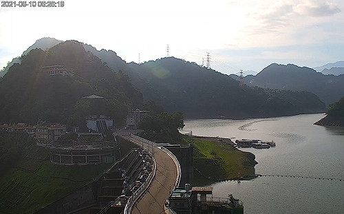 石門水庫水位狂升24公尺！對比照曝光 網嗨翻：淹過草坪了