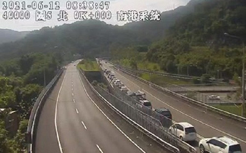 端午連假國道嚴管匝道儀控 上午八時國5仍回堵1.5公里