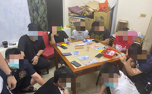 新北警破獲洗車場聚賭  赫見離譜媽帶8歲童到場