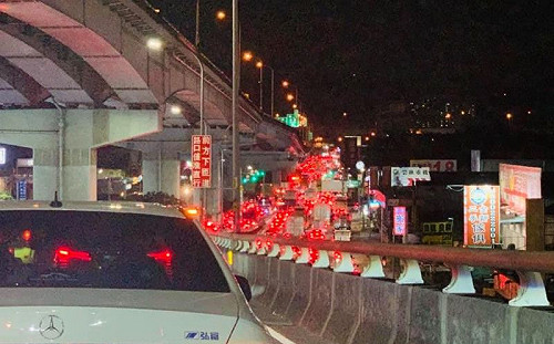 國道現車潮！網怒了：不怕死講不聽