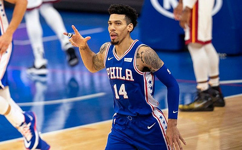 NBA／76人贏球卻傷大將　「聖堂射手」小腿拉傷穿保護靴