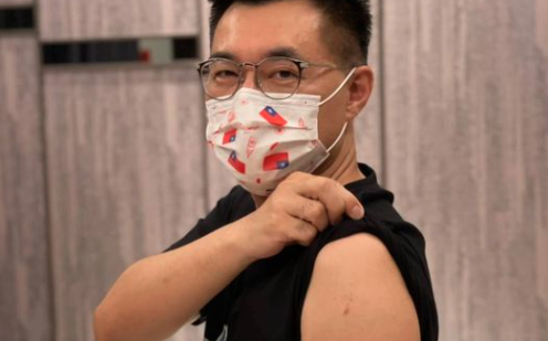 遭點名「特權」偷打AZ？趙少康嚴正駁斥 江啟臣秀「沒打疫苗手臂」聲援