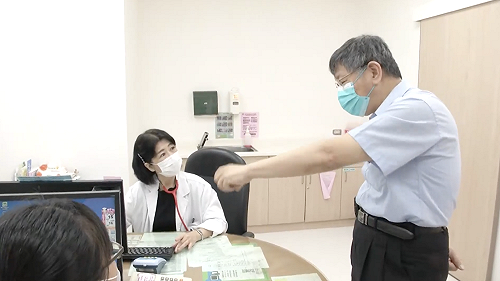 視察和平醫院疫苗施打動線、探班陳佩琪 柯文哲：每個人都盡其責任