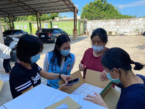 疫苗運抵金門 官員「大太陽底下開箱」開心合照挨批：作秀要有限度