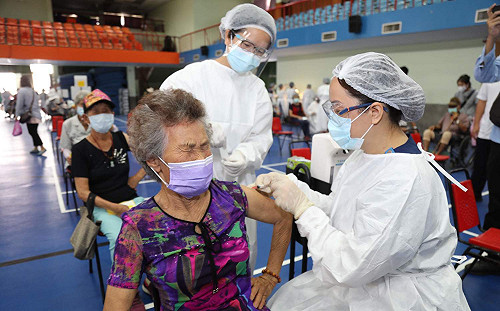 嘉義縣85歲以上長者AZ疫苗開打  嘉義市下修到83歲