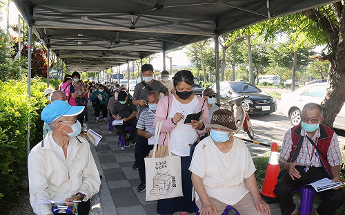 台東疫苗開打 人潮群聚亂象多 饒慶鈴道歉：滾動式檢討修正