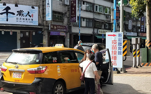 貼心接送長者打疫苗 新北接種大巴、小黃持續服務