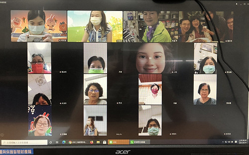 鳥來嬤開直播！嶺東樂齡學員視訊課收穫多  看手機學做飲料袋
