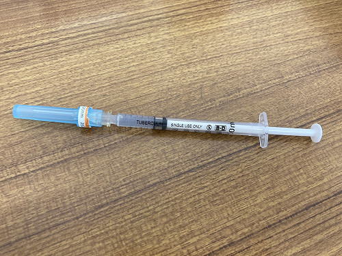 日本沖繩輝瑞疫苗也發現有異物！「橡膠瓶蓋碎片」作祟要檢視