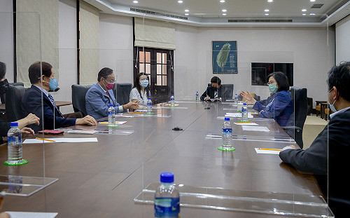 府：政府授權永齡、台積電後 疫苗採購應可迎刃而解