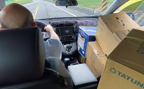 韓國瑜買百份蔬果｢挺北農｣加送電鍋到育幼院：讓孩子吃到新鮮水果