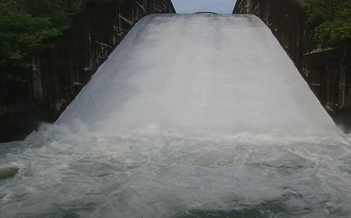 (影)水情大反轉！南化水庫「滿水位溢流」震撼空拍影片曝光