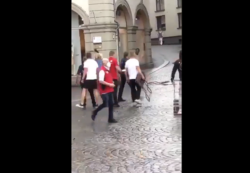 (影)德國驚傳隨機砍殺路人釀3死6傷慘劇！民眾圍堵兇嫌 對峙畫面曝