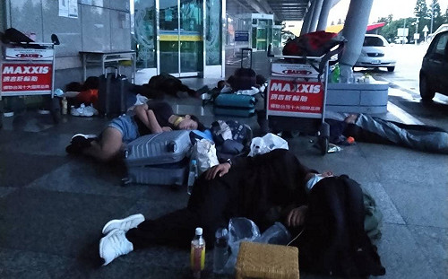 疫情減班澎湖機場「候位旅客睡滿地」！民航局緊急協調：7月加開航班