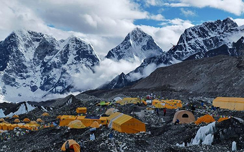 無視疫情硬登聖母峰 中國登山隊嚮導:隊內近半數確診