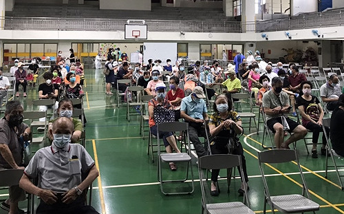 中市爆AZ疫苗搶打潮 40站有34站不夠打 撲空長輩大罵「莊孝維」