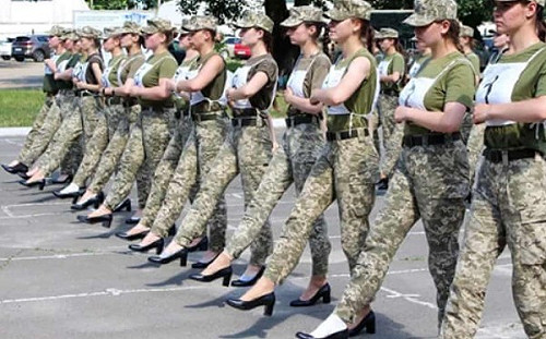 烏克蘭女兵穿高跟鞋為閱兵踢正步 議員喊話政府公開道歉