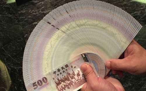 爽中4億後提離婚！下秒婆婆匯走3億