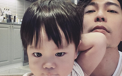 石頭兒子看群人影片沒表情！網笑：張總不給過