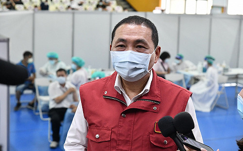 遭「流彈」波及！黃偉哲怒轟柯「特權疫苗」說 侯友宜籲中央趕快採購疫苗