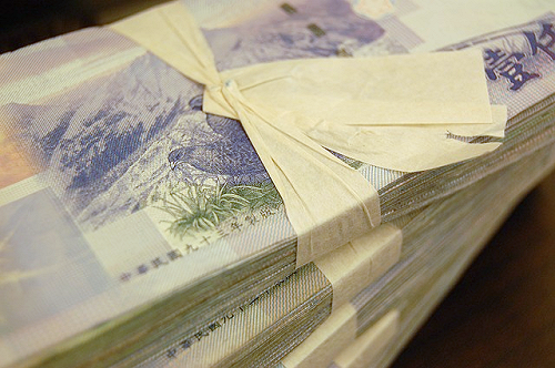 疫情影響！5月經常性薪資平均4.5萬減0.74% 藝術娛樂休閒服務業狂跌12.05%