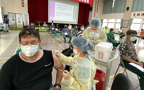 擴大疫苗施打對象 中華郵政高雄郵局外勤郵務士開打