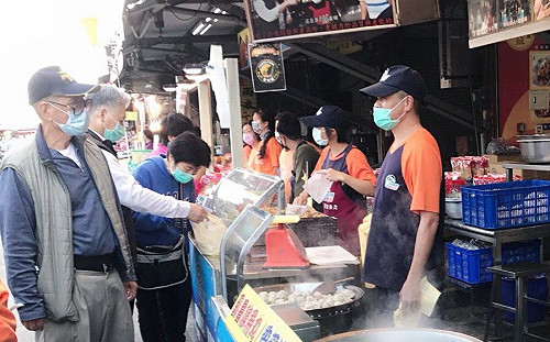 高雄市場夜市7/27有條件開放內用  人流總量管制