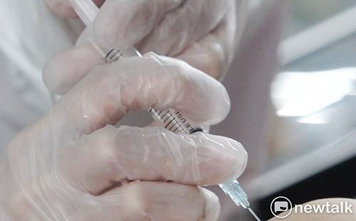 要不要等高端?林靜儀:已預約到就先去接種