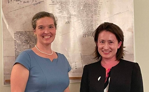 AIT新處長孫曉雅抵台！  配戴「HELLO TAIWAN」口罩  曾派駐台灣